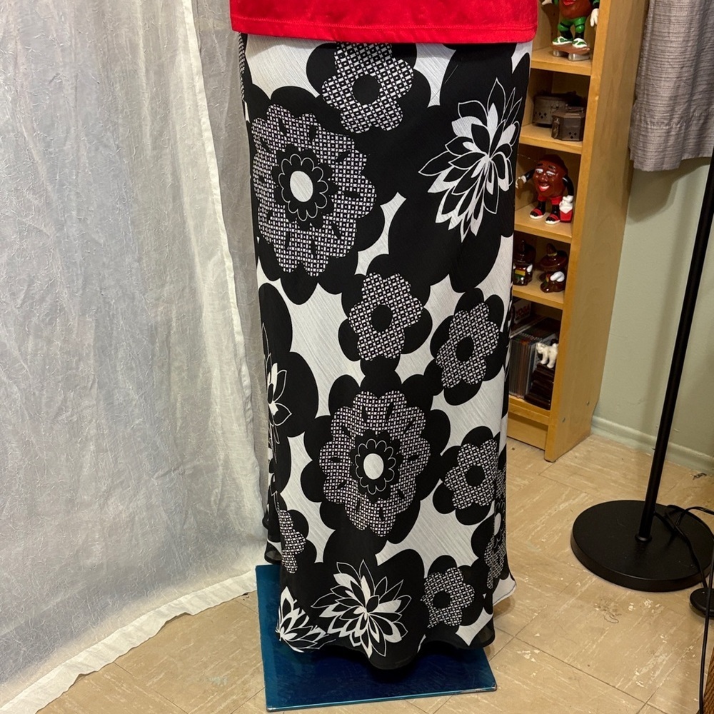 Lane Bryant Black and White Floral Maxi Pull On Skirt - Picture 2 of 3